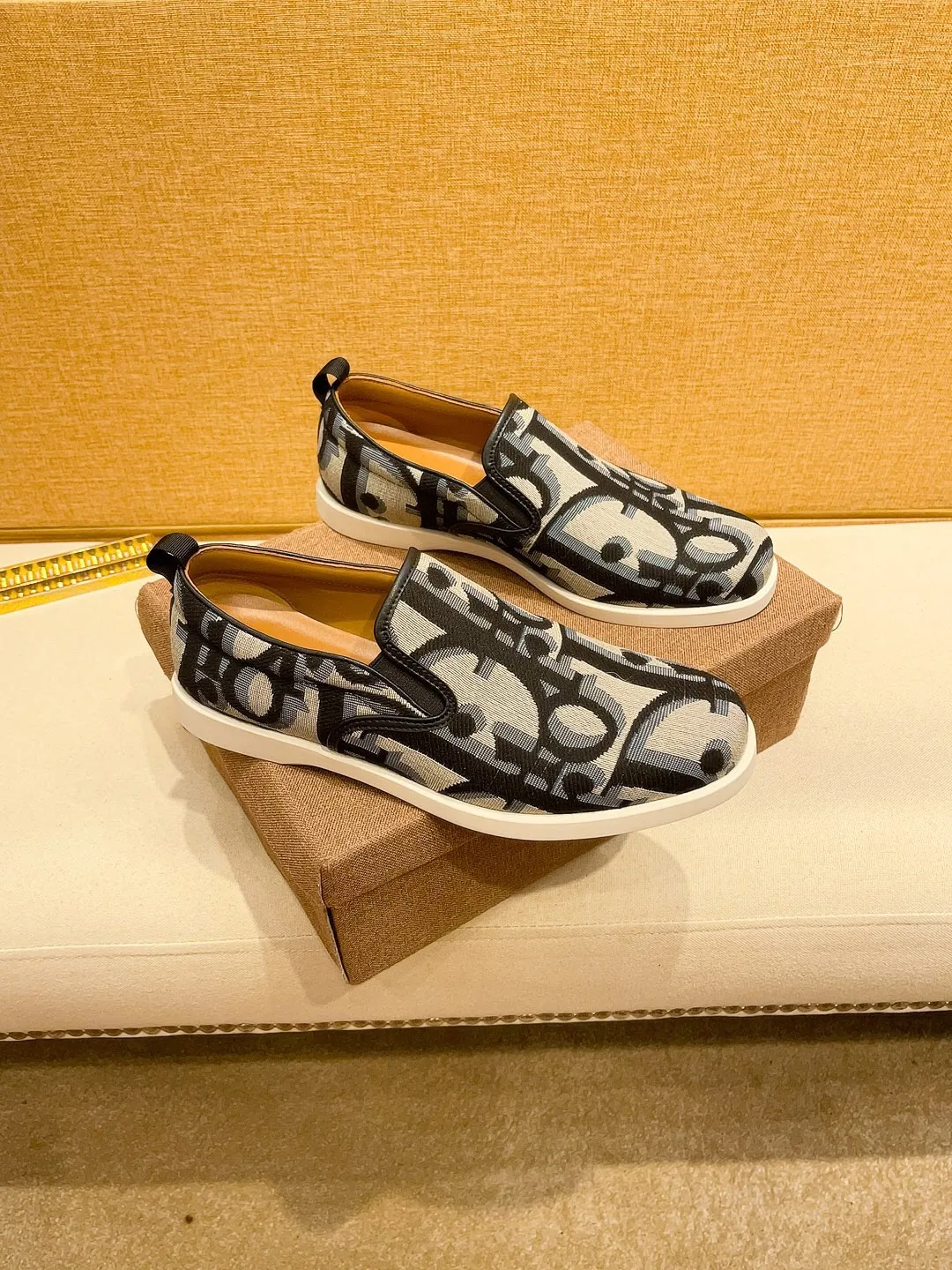Factory price 380🔥[Dior] The latest 2024 new model is carefully crafted and set off the audience! An international brand that continues to innovate. This men's all-season casual shoe, the original version, has an all-leather upper, breathable and comfortable leather feet ➕Rubber non-slip outsole, breathable and comfortable, quality speaks for itself👄Color: two colors Size: 38-44